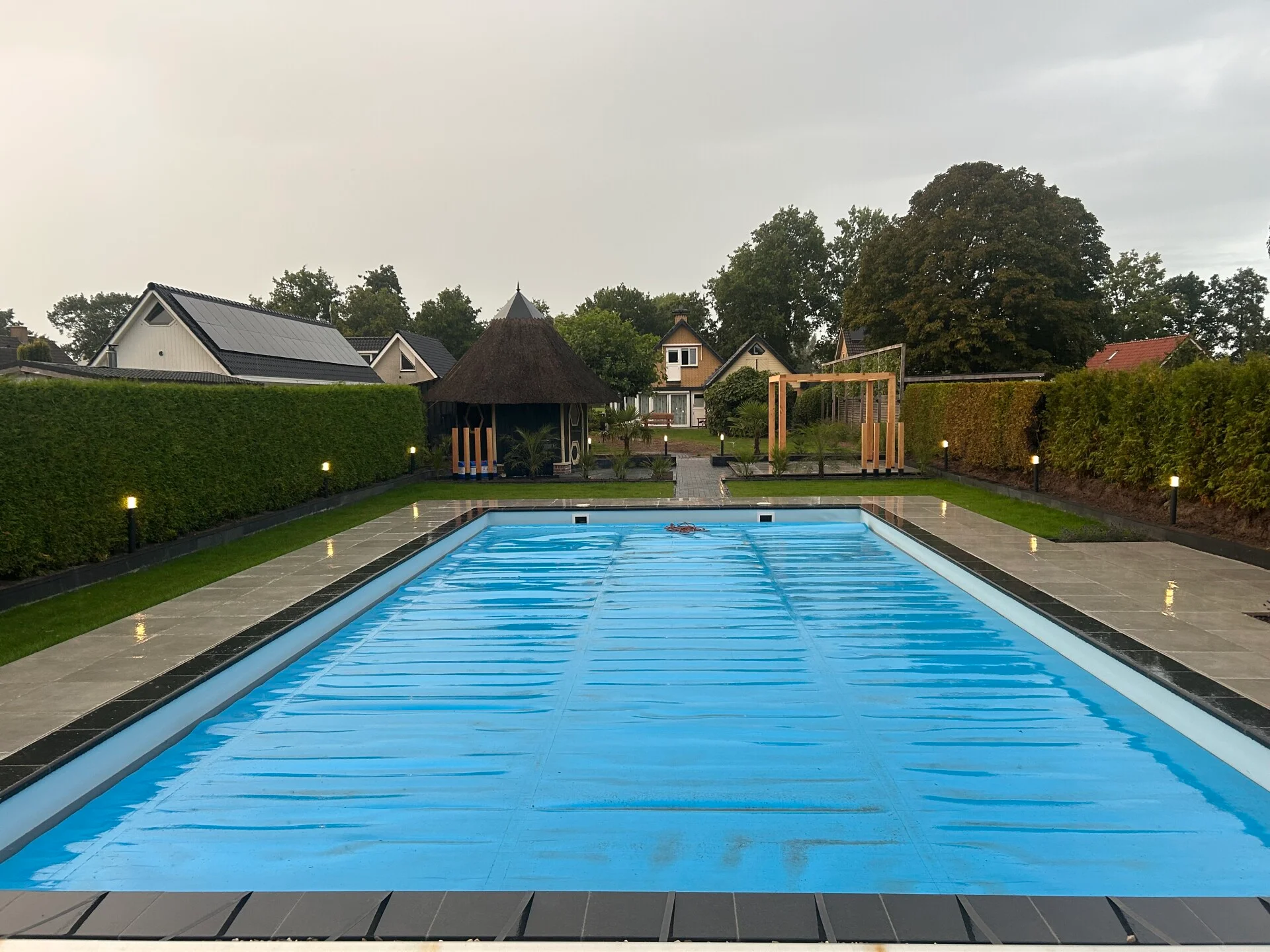 Moderne loungetuin met zwembad in Drachten