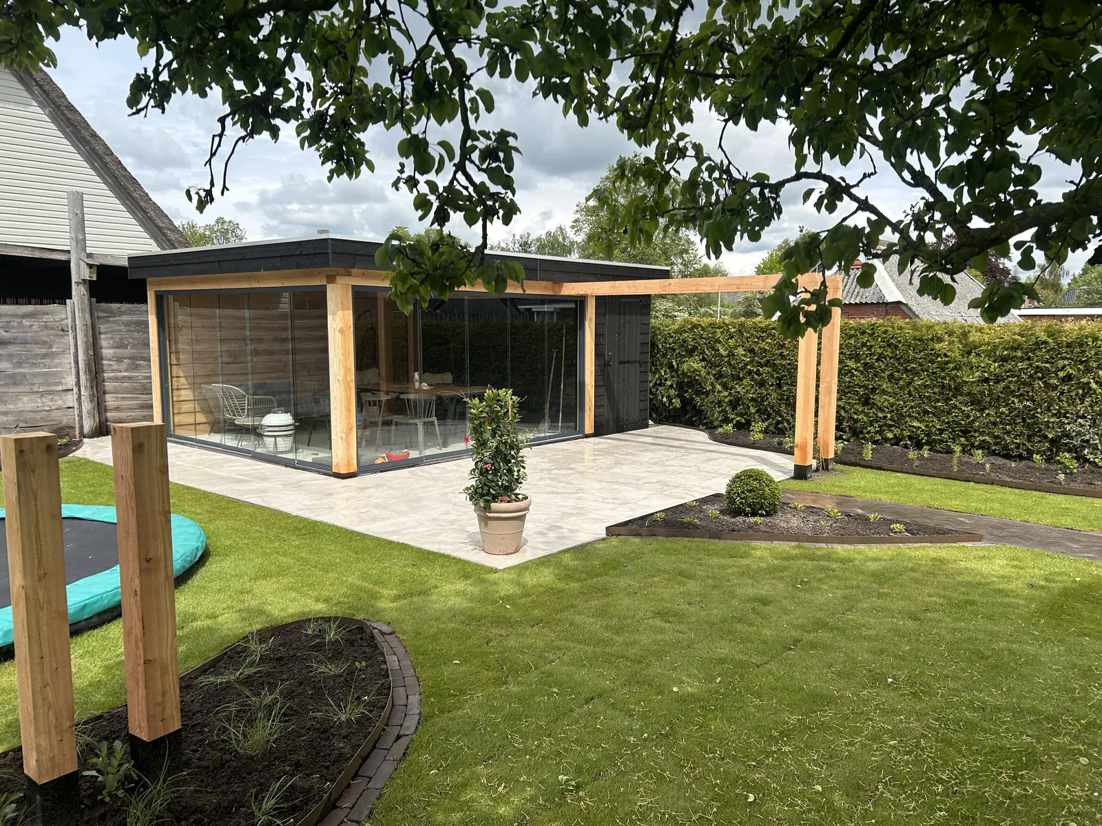 Achtertuin met keramisch terras