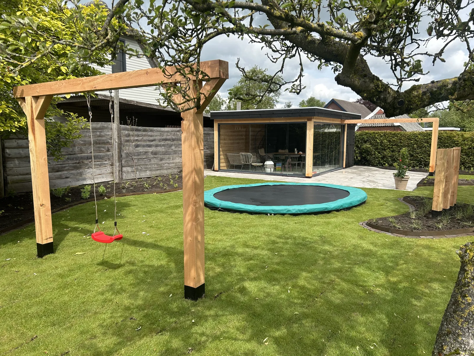 Achtertuin met keramisch terras — foto 2
