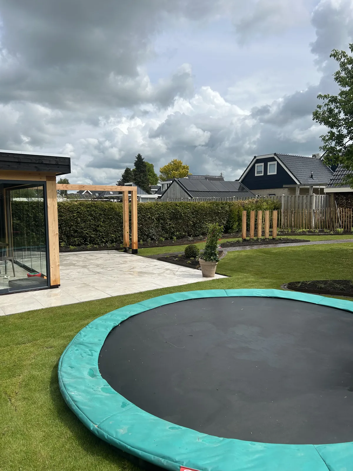 Achtertuin met keramisch terras — foto 6