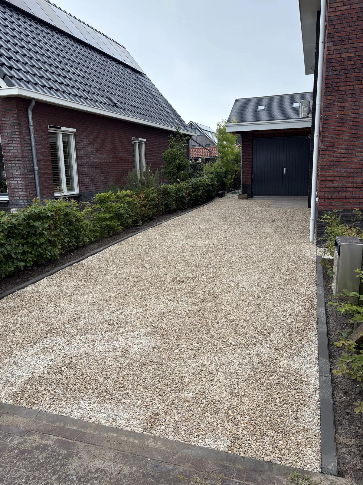 Oprit met grind en tegels