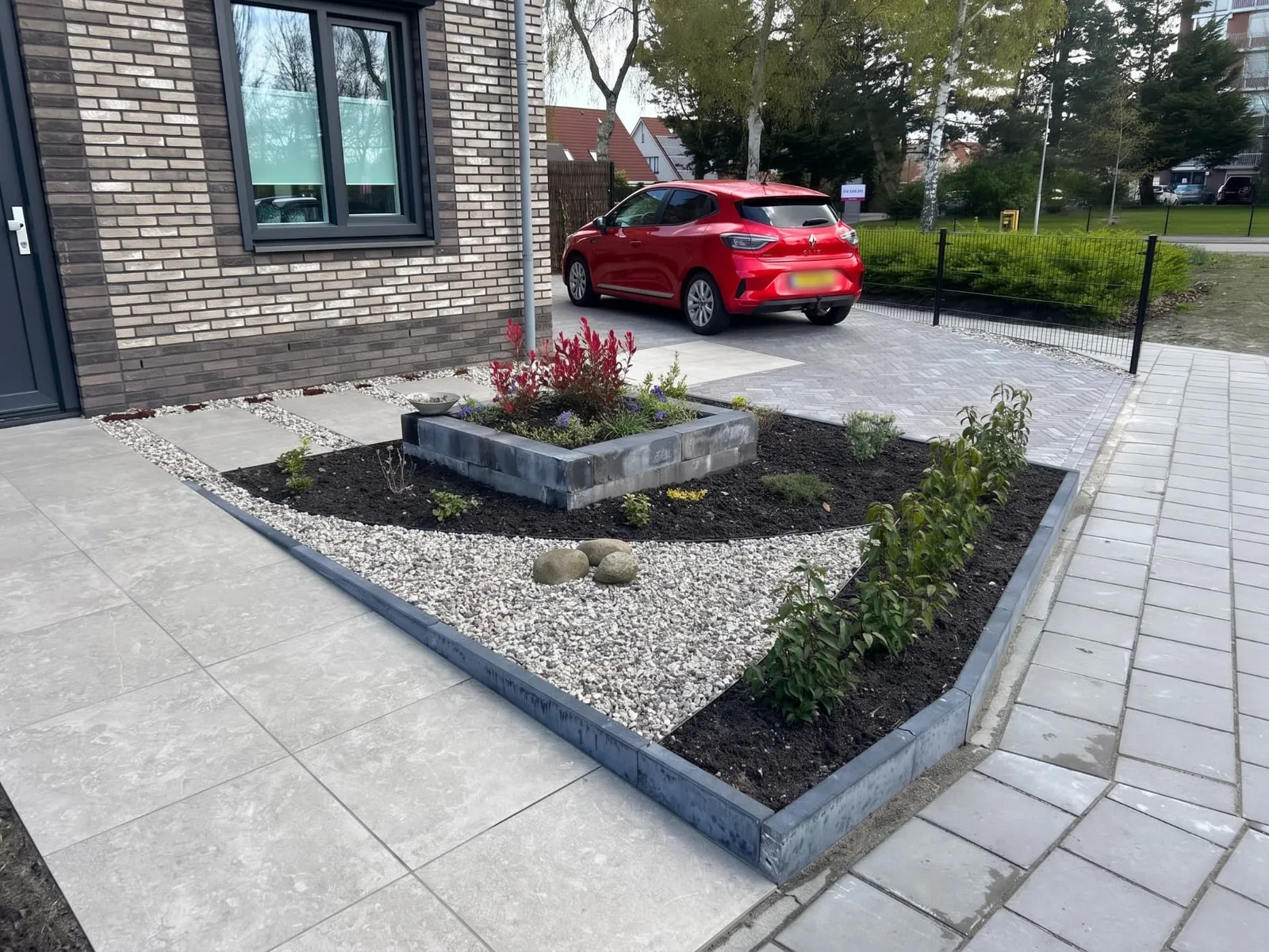 Bestrating, schutting en hekwerk