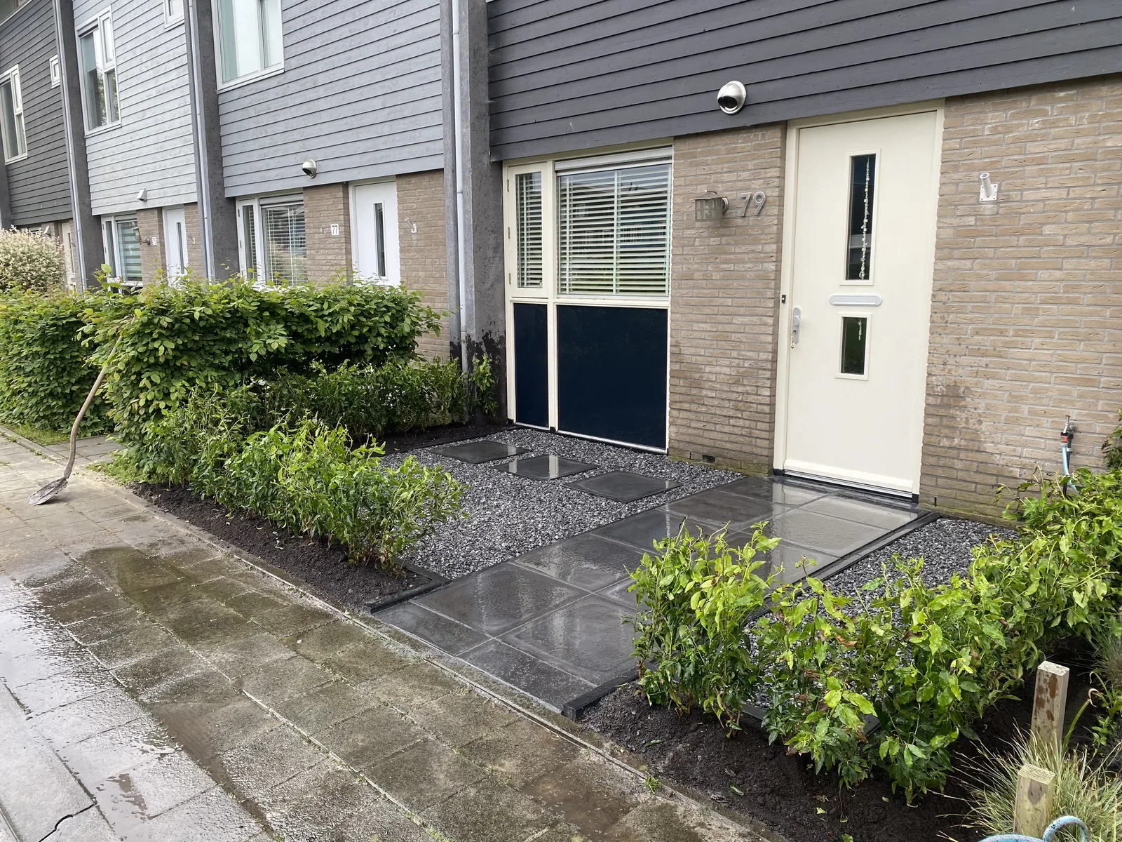 Strakke voortuin met tegelpad