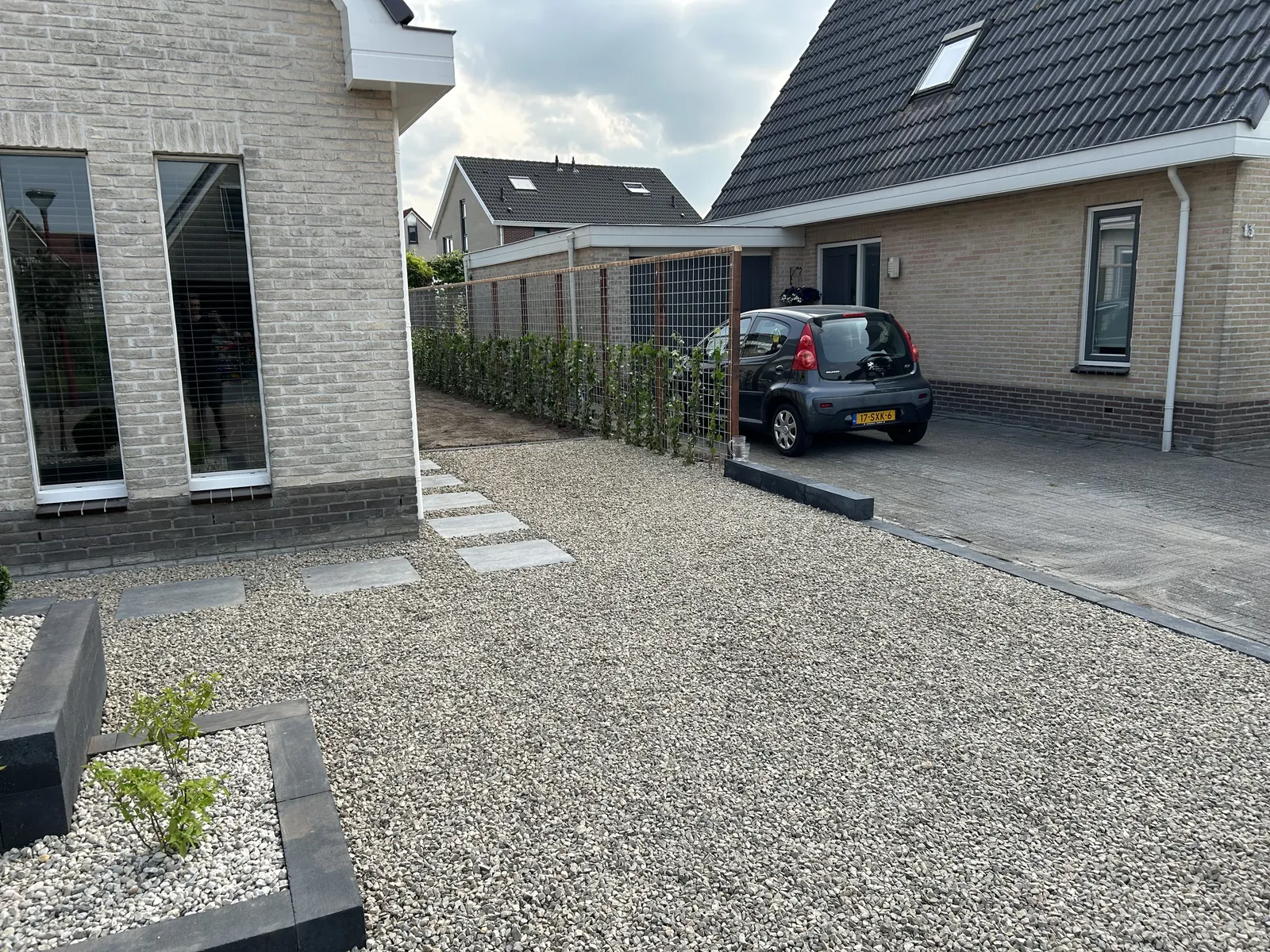 Voortuin met grind en hederaschutting — foto 3