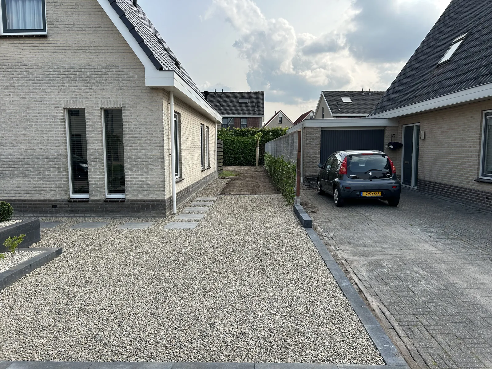 Voortuin met grind en hederaschutting — foto 4