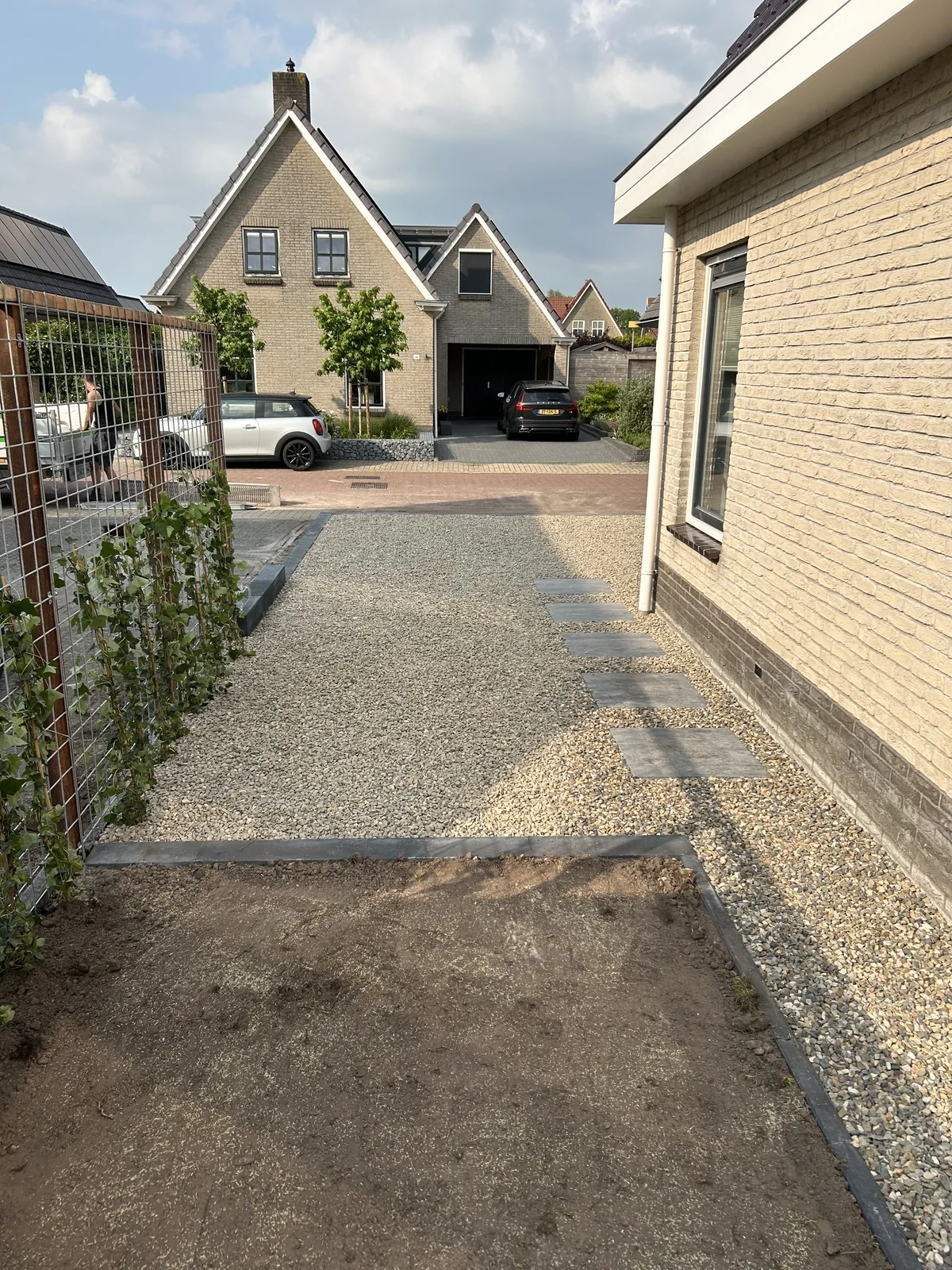 Voortuin met grind en hederaschutting — foto 5