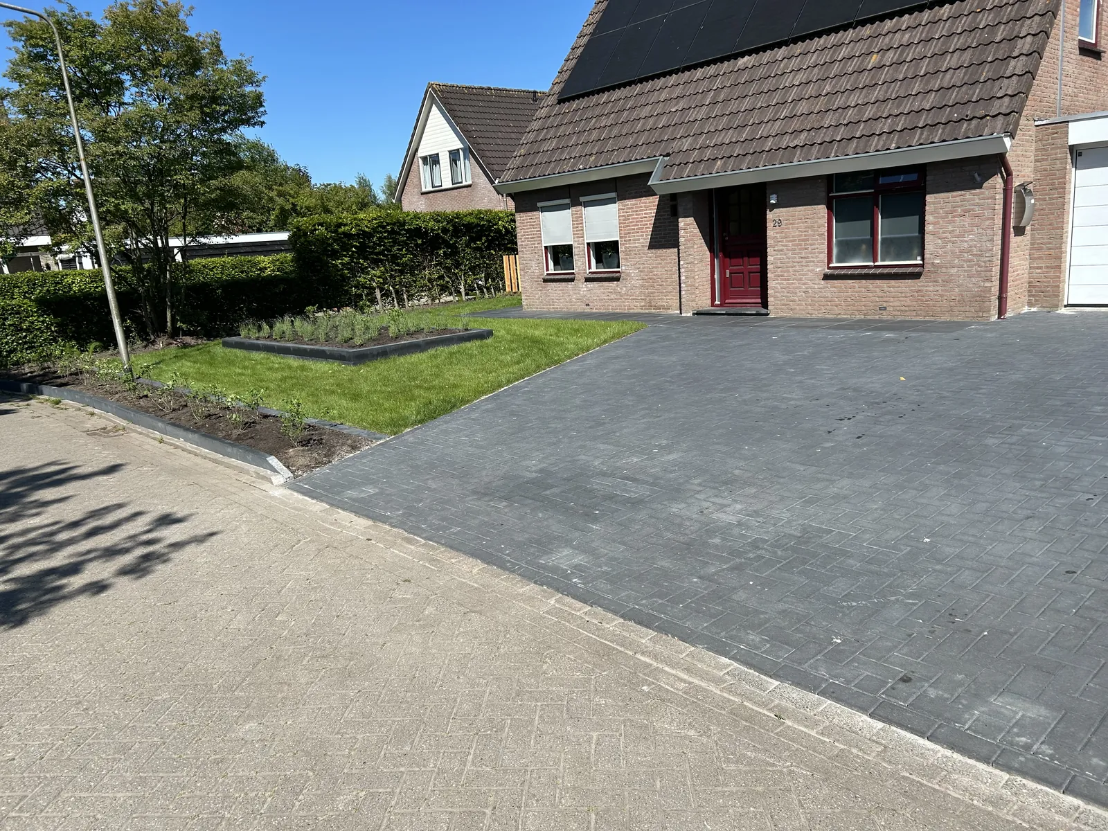 Aanleg voortuin met oprit — foto 1